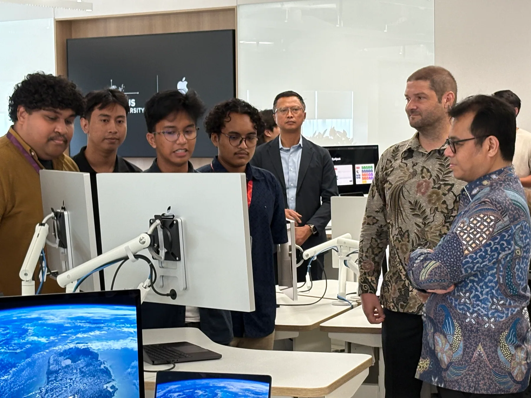 The RideCheck team presenting to Indonesia's Deputy Minister of Communication and Digital Affairs